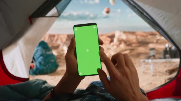 Pohled POV pomocí chytrého telefonu se zelenou obrazovkou ve stanu v kaňonu — Stock video