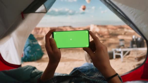 POV View Brug Smartphone med grøn skærm i telt i Canyon – Stock-video