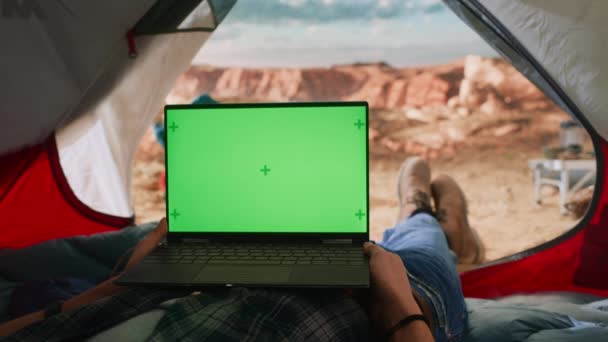 POV megtekintése Laptop használata zöld képernyővel a sátorban Canyonban — Stock videók