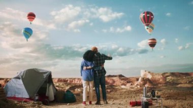 Sıcak Hava Balonu Kanyonu 'nda Çeşitli Turist Çifti