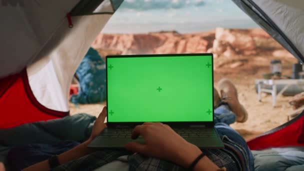 POV megtekintése Laptop használata zöld képernyővel a sátorban Canyonban — Stock videók