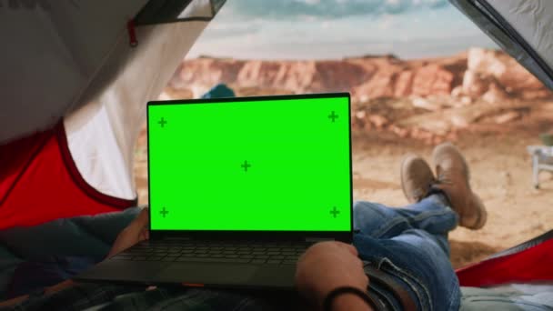 POV megtekintése Laptop használata zöld képernyővel a sátorban Canyonban — Stock videók