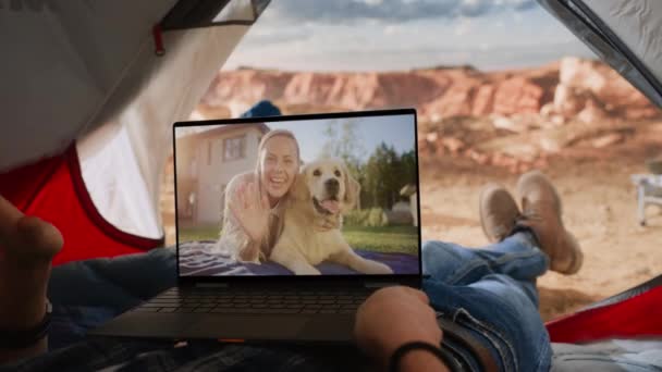 POV Ver vídeo Chamada no laptop na tenda em Canyon — Vídeo de Stock