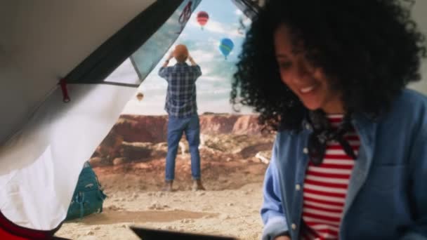 Turista femminile che utilizza il computer portatile in tenda nel Canyon — Video Stock