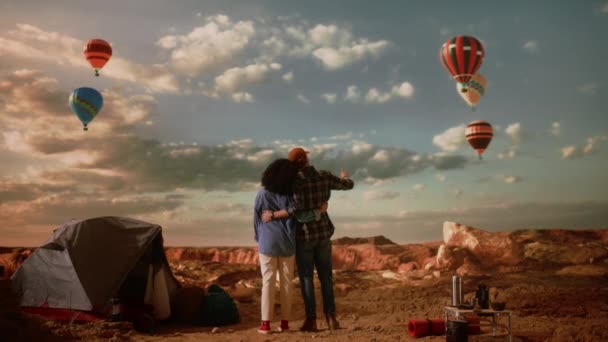 Διαφορετικό τουριστικό ζευγάρι στο Hot Air Balloon Sight στο Canyon — Αρχείο Βίντεο