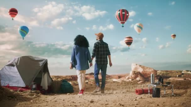 峡谷热空气气球视野中的不同游客伴侣 — 图库视频影像