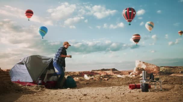 Turysta na widoku balonu w kanionie — Wideo stockowe