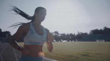 Stadyumda Koşan Fit Kadın Sporcu