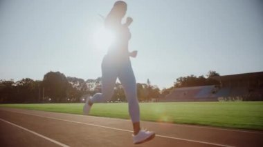 Stadyumda Koşan Fit Kadın Sporcu