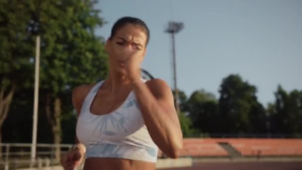 Ajuste atleta femenina corriendo en el estadio — Vídeo de stock