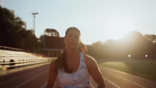 Fit Kobieta sportowiec bieganie na stadionie — Wideo stockowe