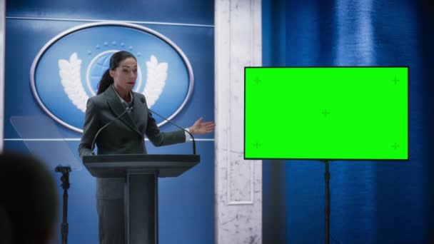 Політична партія Жіночий спікер на прес-конференції з Green Screen Display — стокове відео