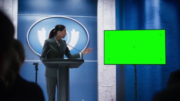 Parteisprecherin spricht bei Pressekonferenz mit Green-Screen-Display — Stockvideo