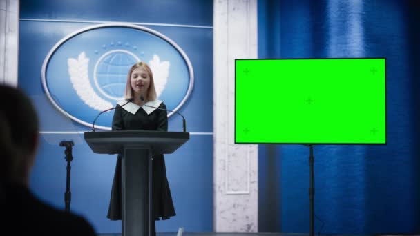 Junges Aktivistinnenmädchen spricht auf Gipfelkonferenz mit Green-Screen-Display — Stockvideo