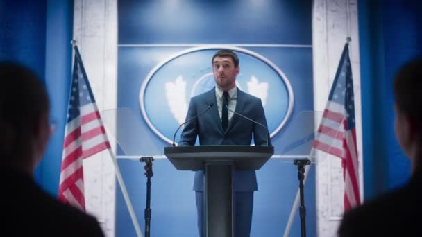 Joven representante del partido político habla en conferencia de prensa — Vídeo de stock