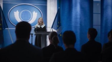 Genç Aktivist Kız Bir Zirve Konferansında Konuşuyor