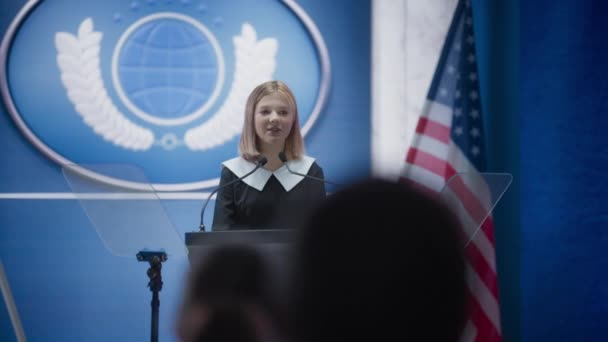Jonge Activist meisje spreekt op een top conferentie — Stockvideo
