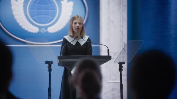 Junges Aktivistinnenmädchen spricht auf Gipfelkonferenz — Stockvideo