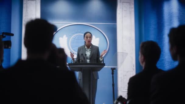 Charlas de la presidenta del Partido Político en conferencia de prensa — Vídeos de Stock