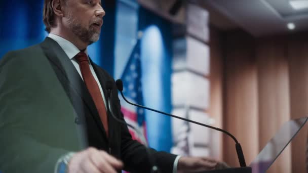 Presidente del Partido Político da una conferencia de prensa — Vídeos de Stock