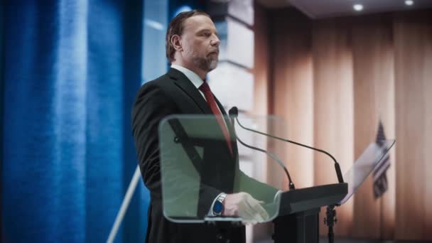 Presidente del Partido Político da una conferencia de prensa — Vídeos de Stock