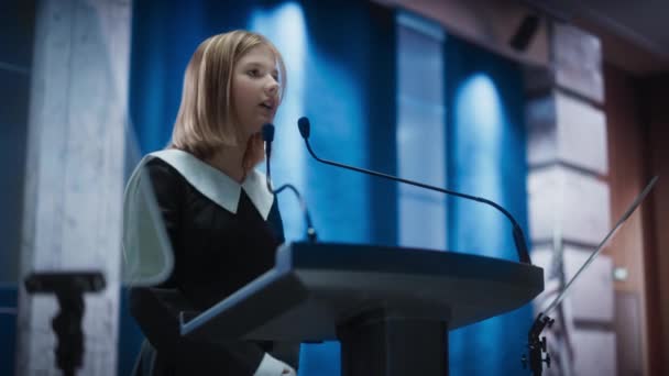 Une jeune militante prend la parole lors d'une conférence au sommet — Video
