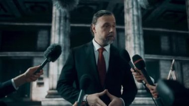 Hükümet Binası önündeki Basın Sorularını Cevaplayan Politikacı