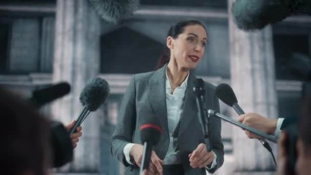 Político respondiendo preguntas de prensa frente al edificio del gobierno — Vídeo de stock