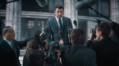 Hükümet Binası önündeki Basın Sorularını Cevaplayan Politikacı