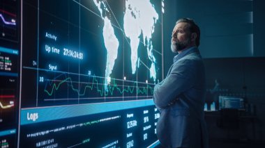 Kıdemli Bilgisayar Bilimi Mühendisi Büyük Ekran Görüntüsü 'ne bakıyor. Küresel Haritayı Veri Noktalarıyla Gösteriyor. Sunucularla Telekomünikasyon Teknolojisi Sistem Kontrolü ve İzleme Odası.