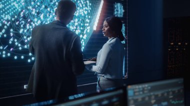 Proje Yöneticisi ve Bilgisayar Mühendisi Konuşurken Büyük Ekran Görüntüsü Sinir Bağlantıları ve Verileri Gösteriyor. Telekomünikasyon Şirketi Sistem Kontrol ve İzleme Odası.