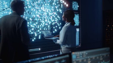 Proje Yöneticisi ve Bilgisayar Mühendisi Konuşurken Büyük Ekran Görüntüsü Sinir Bağlantıları ve Verileri Gösteriyor. Telekomünikasyon Şirketi Sistem Kontrol ve İzleme Odası.