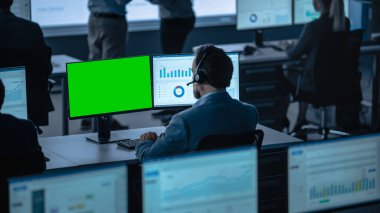 Bir Erkek Ticaret Uzmanının Kullandığı Bir Bilgisayar Görüntüsünde Yeşil Ekran Uygulaması. Komisyoncular ve Finans Uzmanları Ekibi Bilgisayarların Önünde Oturur ve Büyük Verilerle Çalışır.