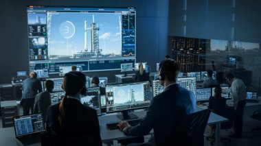 Görev Kontrol Merkezi Tanık Koruma Programı Başarılı Uzay Roketi Fırlatması. Uçuş Kontrol Çalışanları Öndeki Bilgisayar Görüntüleme ve Mürettebat Görevini İzleyin. Ayağa kalk ve ellerini çırp..