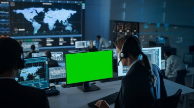 Bir Kadın Teknik İstemci Destek Uzmanının Kullandığı Bir Bilgisayar Görüntüsünde Yeşil Ekran Uygulaması. Mühendisler Ekibi Büyük Verilerle Kontrol ve İzleme Odasında Çalışıyor.