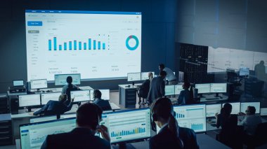 Modern Analitik Analiz Ofisi 'nde Büyük Dijital Ekranda Çalışan Profesyonel Tüccarlar. Komisyoncular ve Finans Uzmanlarıyla İzleme Odası Bilgisayarların Önünde Oturur. 