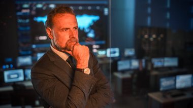 Duygusal Mutlu Erkek Uçuş Kontrolörü çok önemli bir uzay roketinden önce gergin oluyor. Görev Kontrol Merkezi 'nde Yansıması Olan Güçlü Portre. Arkaplanda Bilgisayar Ekranları.