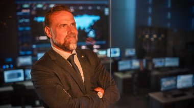 Duygusal Mutlu Erkek Uçuş Kontrolörü çok önemli bir uzay roketinden önce gergin oluyor. Görev Kontrol Merkezi 'nde Yansıması Olan Güçlü Portre. Arkaplanda Bilgisayar Ekranları.