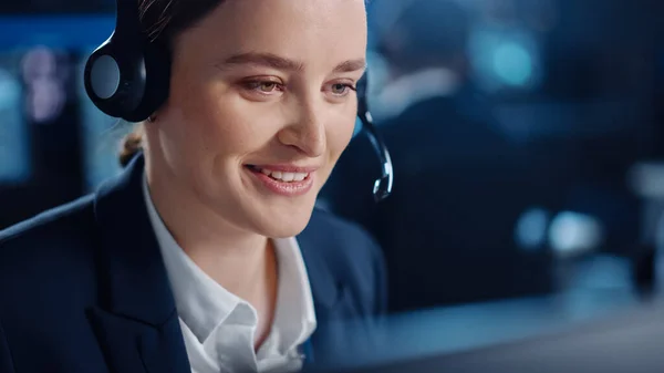 Close Up Portrait of a Happy Beautiful Technical Customer Support Specialist Talking on a Headset while Work on a Computer in a Dark Monitoring Room Munkatársak és kijelzők. — Stock Fotó