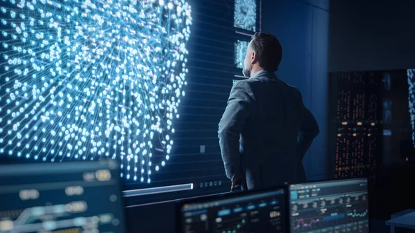 Orta Yaşlı Sakallı Kıdemli Proje Yöneticisi Sinir Ağlı Büyük Ekran 'ın yanında duruyor. Sistem Kontrol ve Telekomünikasyon Ofisi 'nde Profesyonel Bilgisayar Bilimi Mühendisi Çalışması.