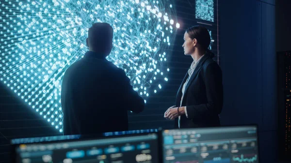 Proje Yöneticisi ve Bilgisayar Mühendisi Konuşurken Büyük Ekran Görüntüsü Sinir Bağlantıları ve Verileri Gösteriyor. Telekomünikasyon Şirketi Sistem Kontrol ve İzleme Odası.