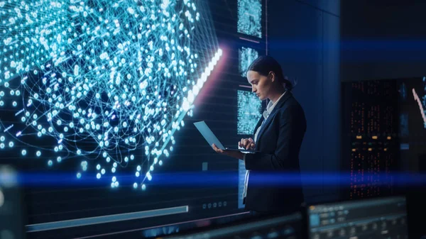 Genç Kadın Bilgisayar Mühendisi Büyük Ekran Görüntüleme Sinir Verisi 'nde Laptop üzerinde çalışıyor. Sunucularla Telekomünikasyon Teknolojisi Sistem Kontrolü ve İzleme Odası.