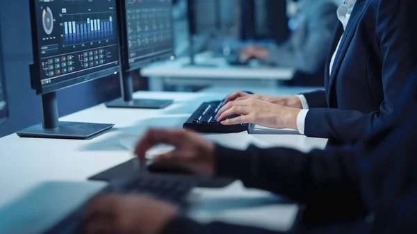 Close-up Hands Shot van een specialist voor technische ondersteuning van software-ingenieur die werkt aan een computer in een donkere monitoring- en controlekamer. Hij typt op toetsenbord en verplaatst de muis. — Stockfoto