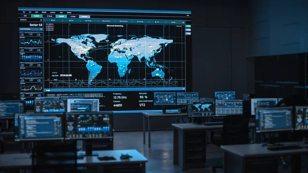 Shot of a Big Empty Data Monitoring Center with Global Map on a Big Digital Screen. Center of Live Ananlysis Financial Stock Market Trading Info y Big Data. — Foto de Stock