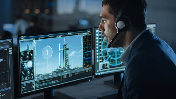 Директор отсчитывает секунды до запуска космической ракеты. Команда в центре управления полётами Свидетель успешного старта. Сотрудники управления полетами сидят перед компьютерами и наблюдают за миссией.