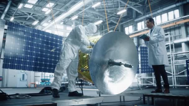 Ingenieure entwickeln Satelliten — Stockvideo