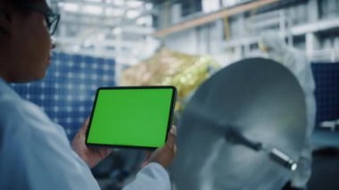 Mühendis Yeşil Ekran Tableti Uydu Geliştirme