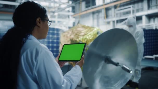 Engenheiro Green Screen Tablet Desenvolver Satélite — Vídeo de Stock