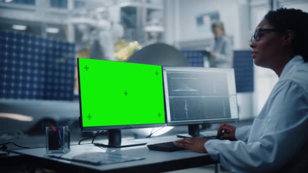 Ingenieure entwickeln Satelliten-Green-Screen-Computer — Stockvideo