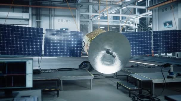 Satelliet in de fabriek — Stockvideo